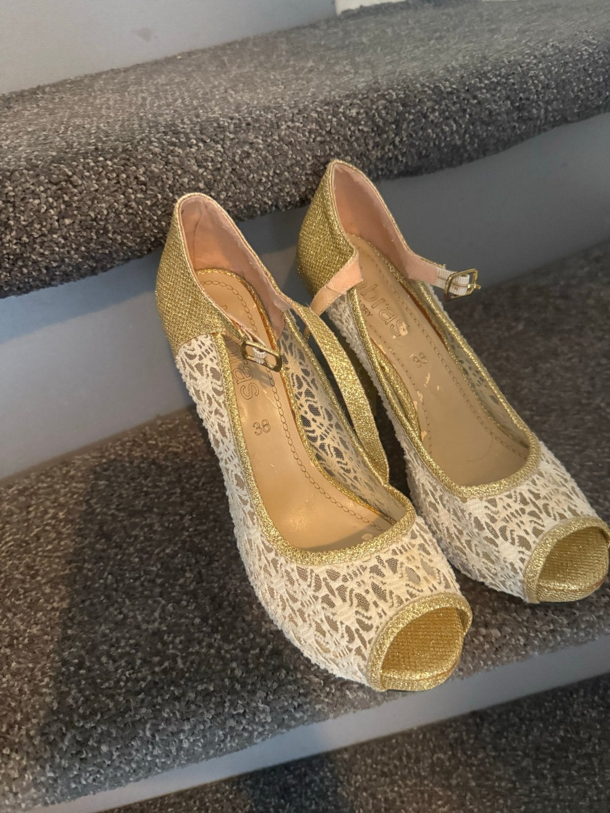 Gouden peep-toe hakken met kant - Maat 38, Ophalen of Verzenden, Zo goed als nieuw, Schoenen met hoge hakken