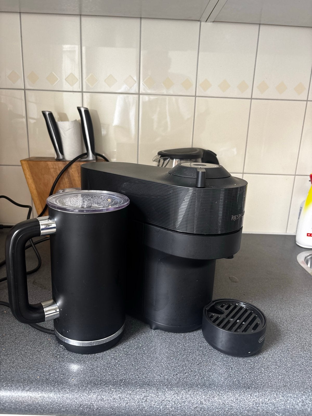 Nespresso Vertuo Next met melkopschuimer en cups, Witgoed en Apparatuur, Ophalen, Koffiemachine, Zo goed als nieuw, 1 kopje