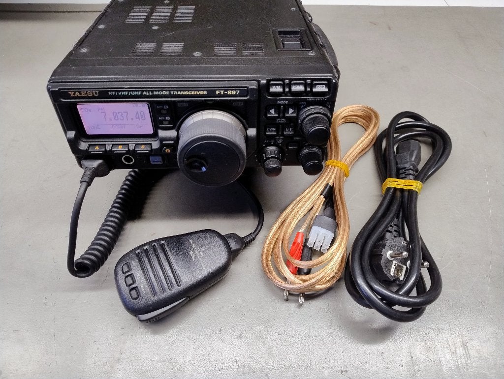 Yaesu FT897, HF, VHF, UHF Transceiver + Voeding, Ophalen of Verzenden, Gebruikt, Zender en Ontvanger