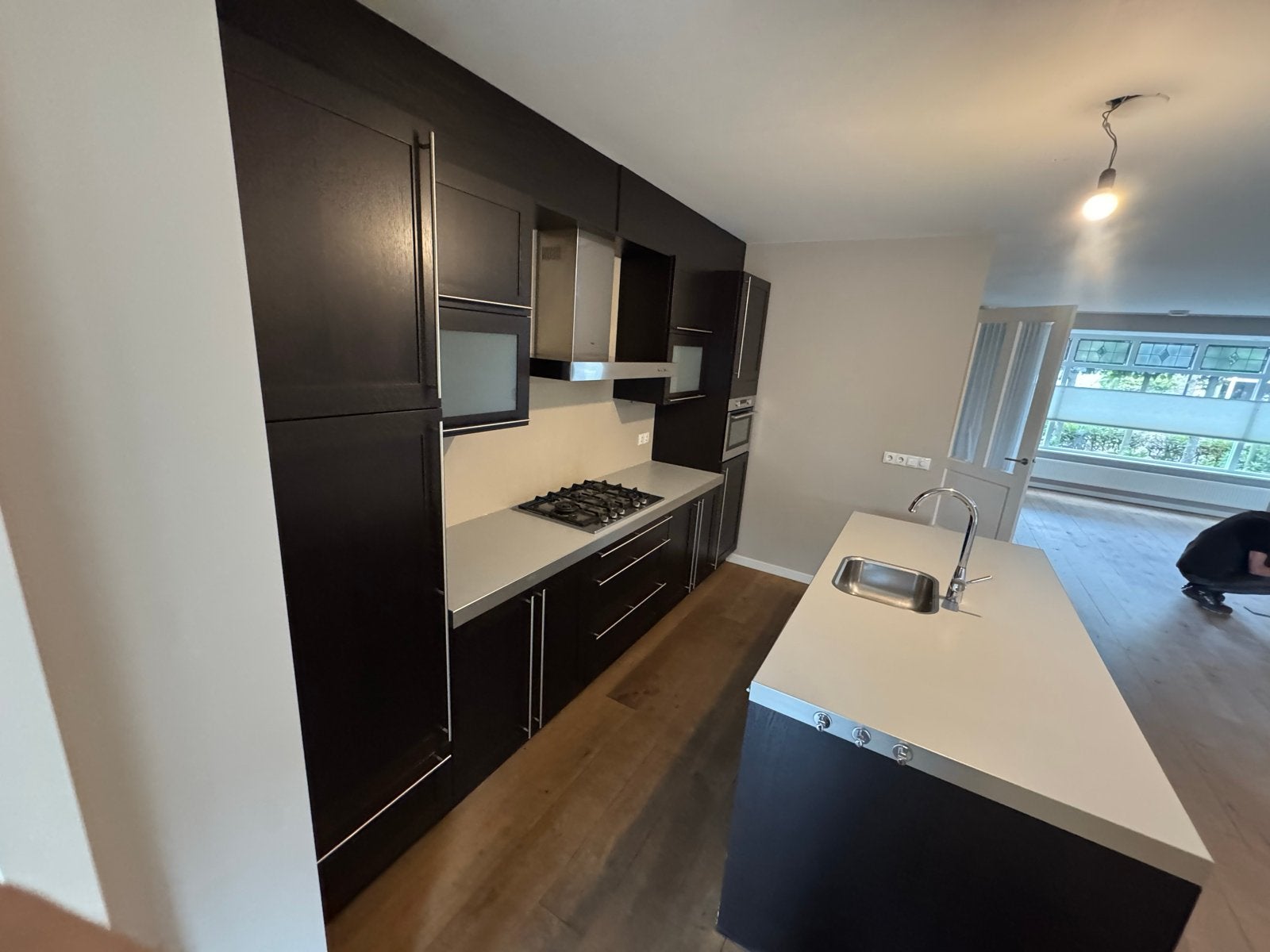 Moderne keuken met kookeiland en inbouwapparatuur, Ophalen, Gebruikt, Bruin, Kunststof