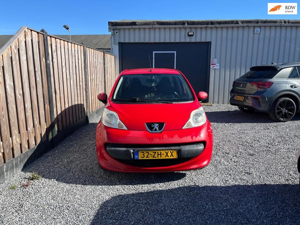 Peugeot 107 met 1 jaar APK!, Voorwielaandrijving, Gebruikt, 4 stoelen, 68 pk