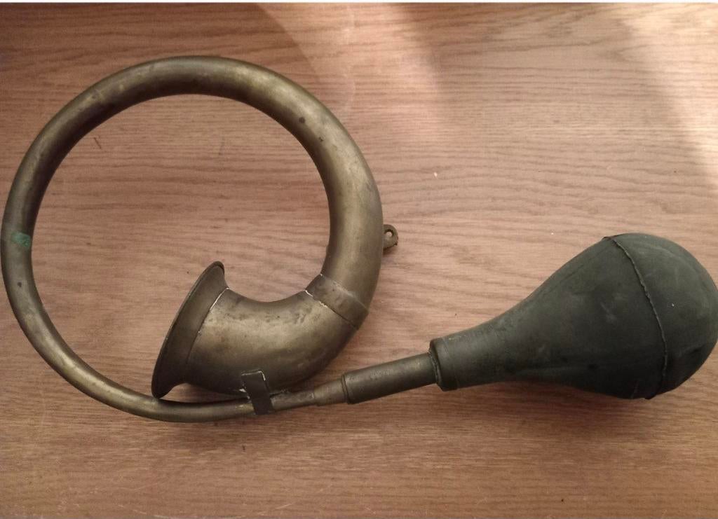 Antieke koperen toeter met rubberen balg (replica), Ophalen