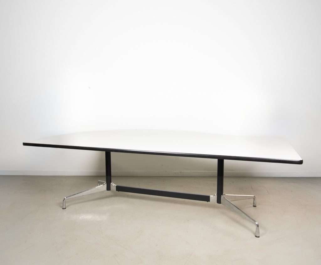 1x Vitra Eames Segmented Tafel Wit Kunststof 240 cm - Chroom, Niet ingevuld, 100 tot 150 cm, Niet ingevuld, Zo goed als nieuw