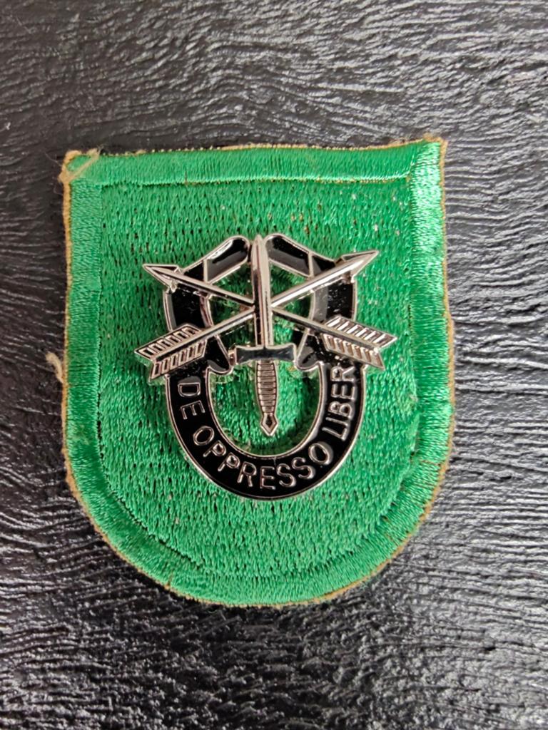 Baretembleem 10th Special Forces Group, Verzamelen, Militaria | Algemeen, Ophalen of Verzenden, Landmacht, Nederland, Embleem of Badge