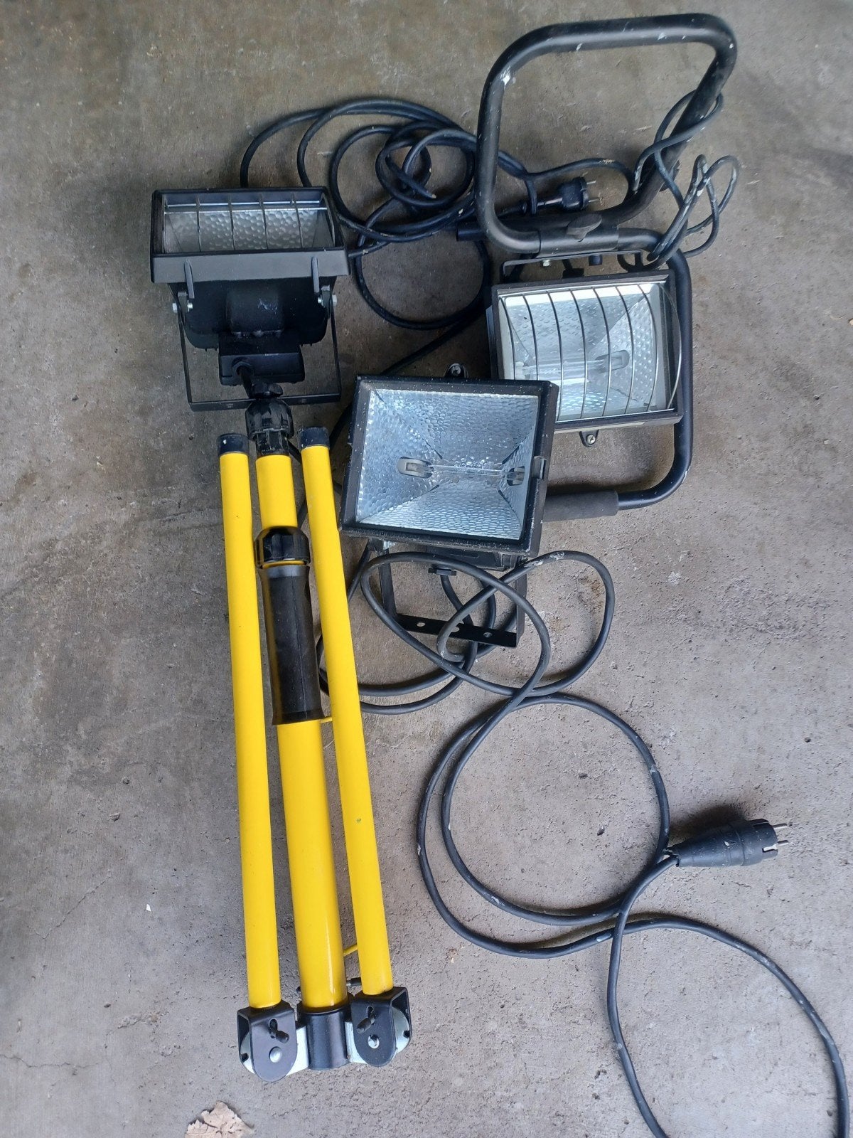 Diverse bouwlampen en statief, Doe-het-zelf en Verbouw, Bouwverlichting, Gebruikt, Met statief, Ophalen of Verzenden, Lamp met armatuur