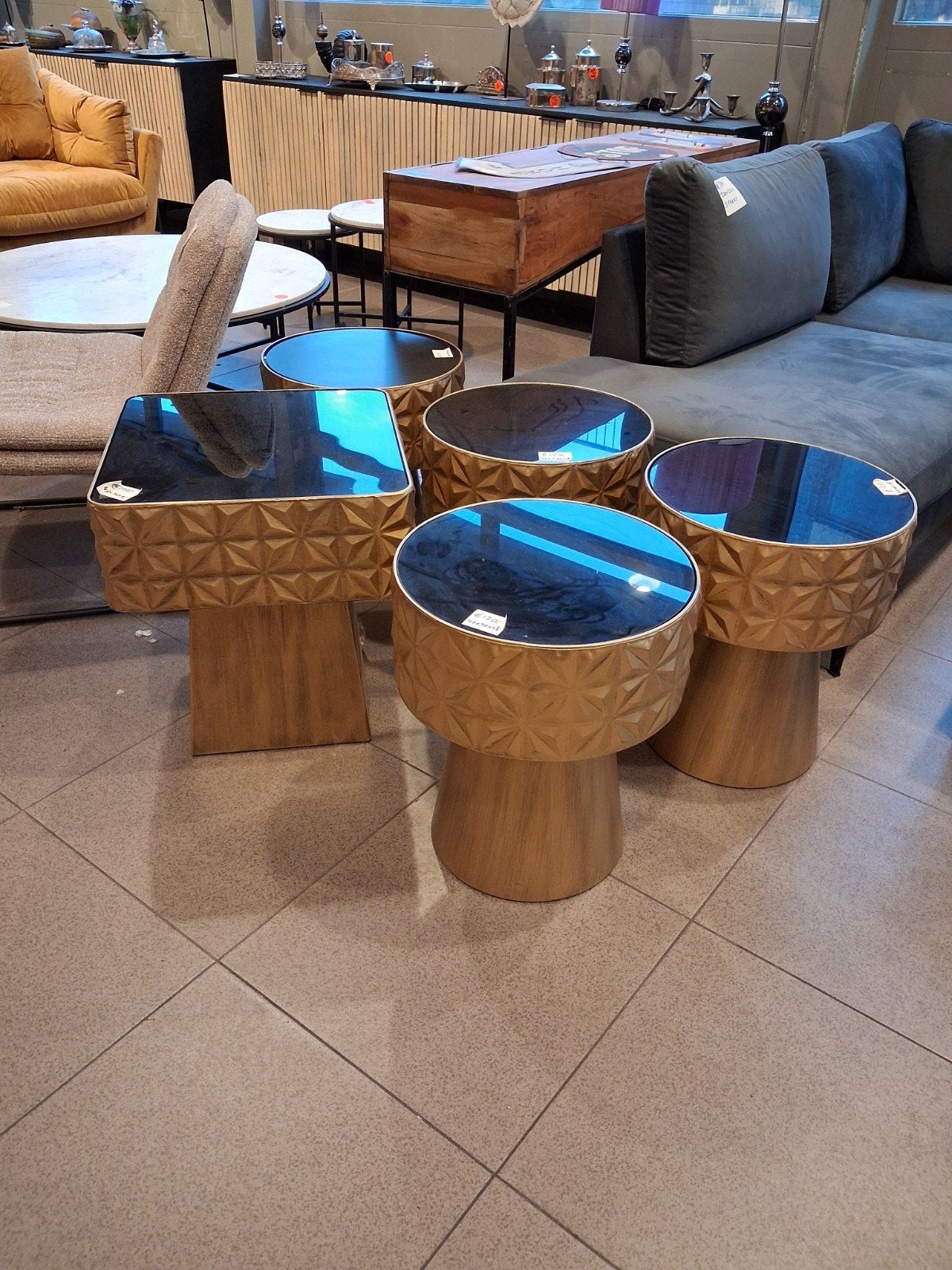 nieuwe By-Boo Besto bijzettafels goud met glas €75 p/st, Minder dan 55 cm, Metaal of Aluminium, ., Nieuw