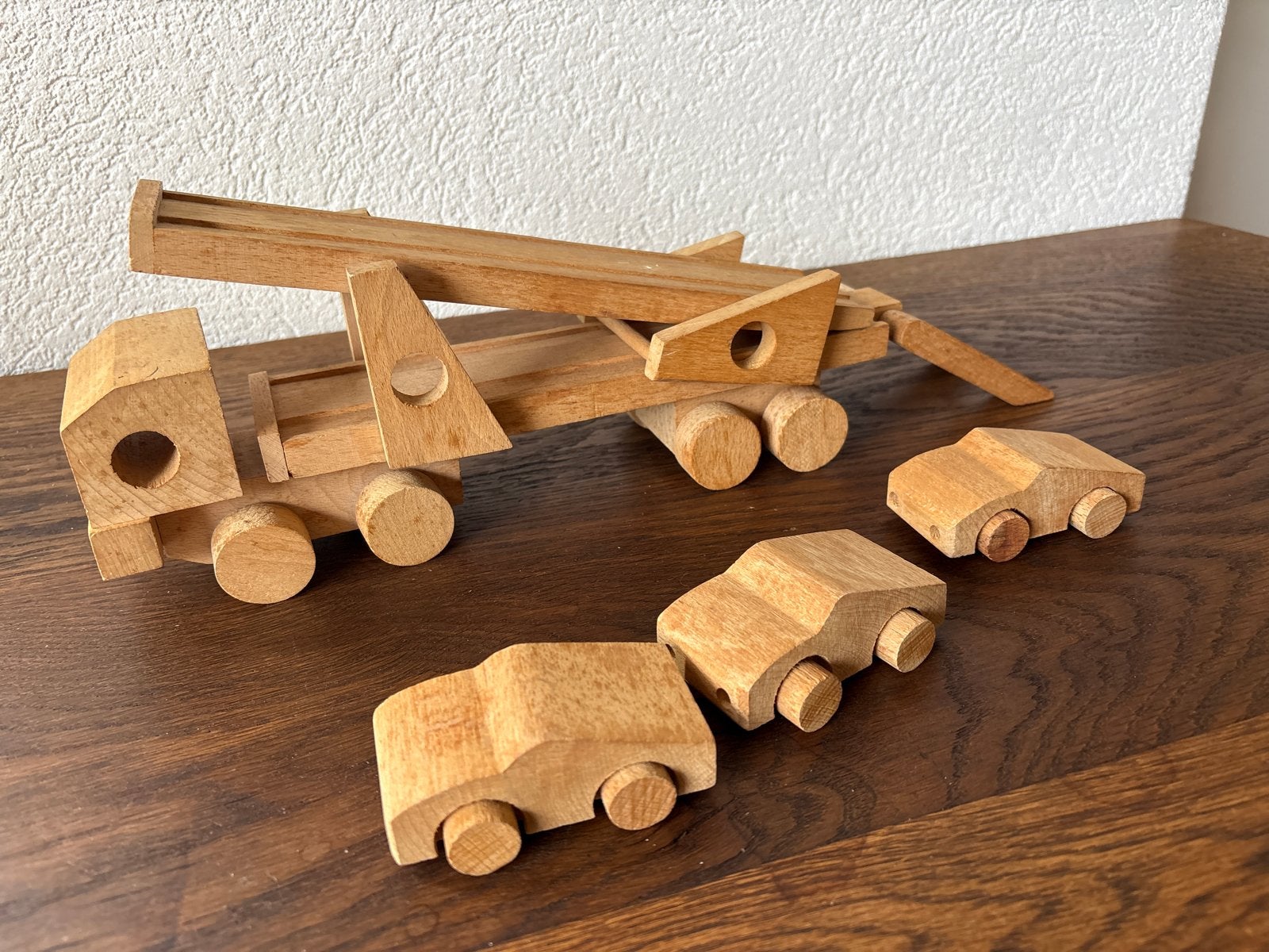 Vintage houten autotransporter met 3 auto's, Ophalen of Verzenden, Gebruikt, Rij- of Hobbelspeelgoed
