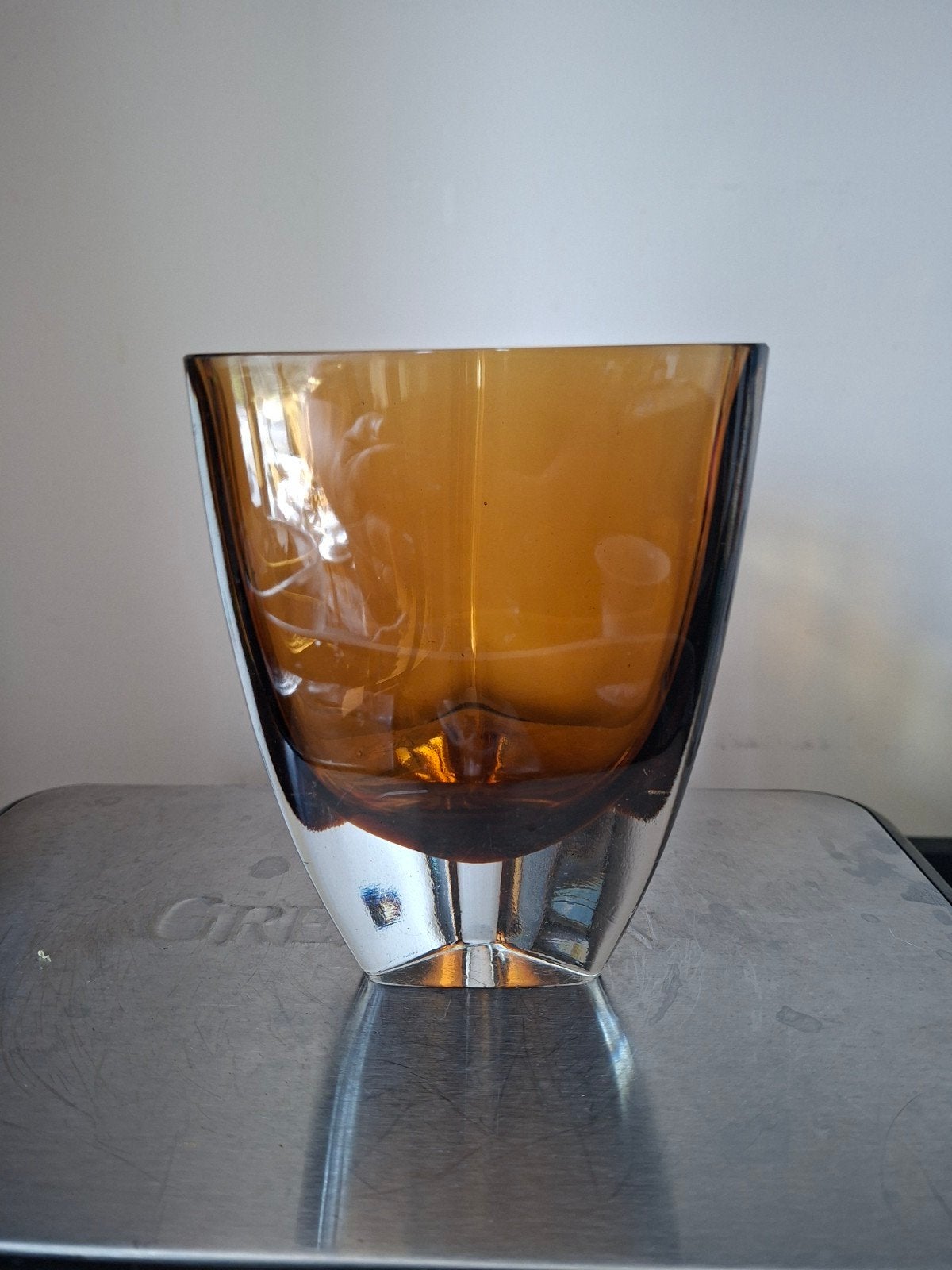 Vintage Murano Vaas Amberkleurig Dik Glas Driehoek Vorm, Antiek en Kunst, Antiek | Vazen, Ophalen of Verzenden