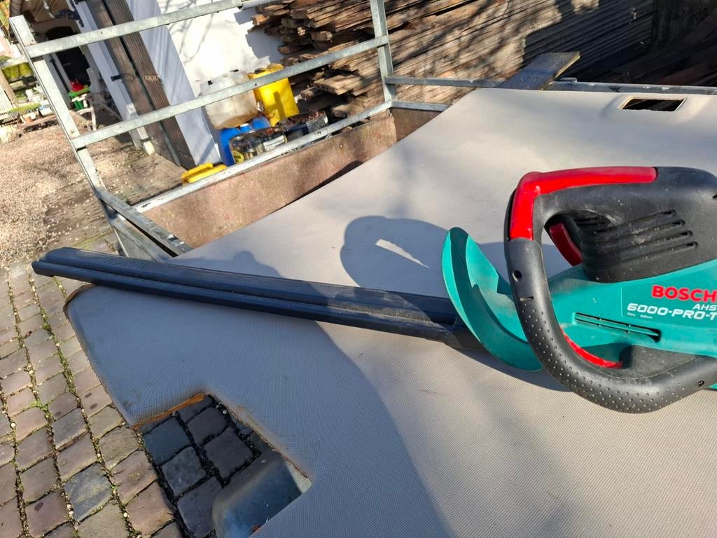 Bosch heggenschaar lang in goede staat, Ophalen of Verzenden, Zo goed als nieuw, Elektrisch