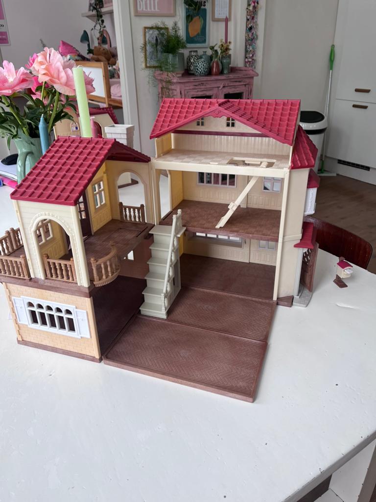 Sylvanian Families 2727 stadshuis met dakkamer, Ophalen of Verzenden, Zo goed als nieuw, Poppenhuis