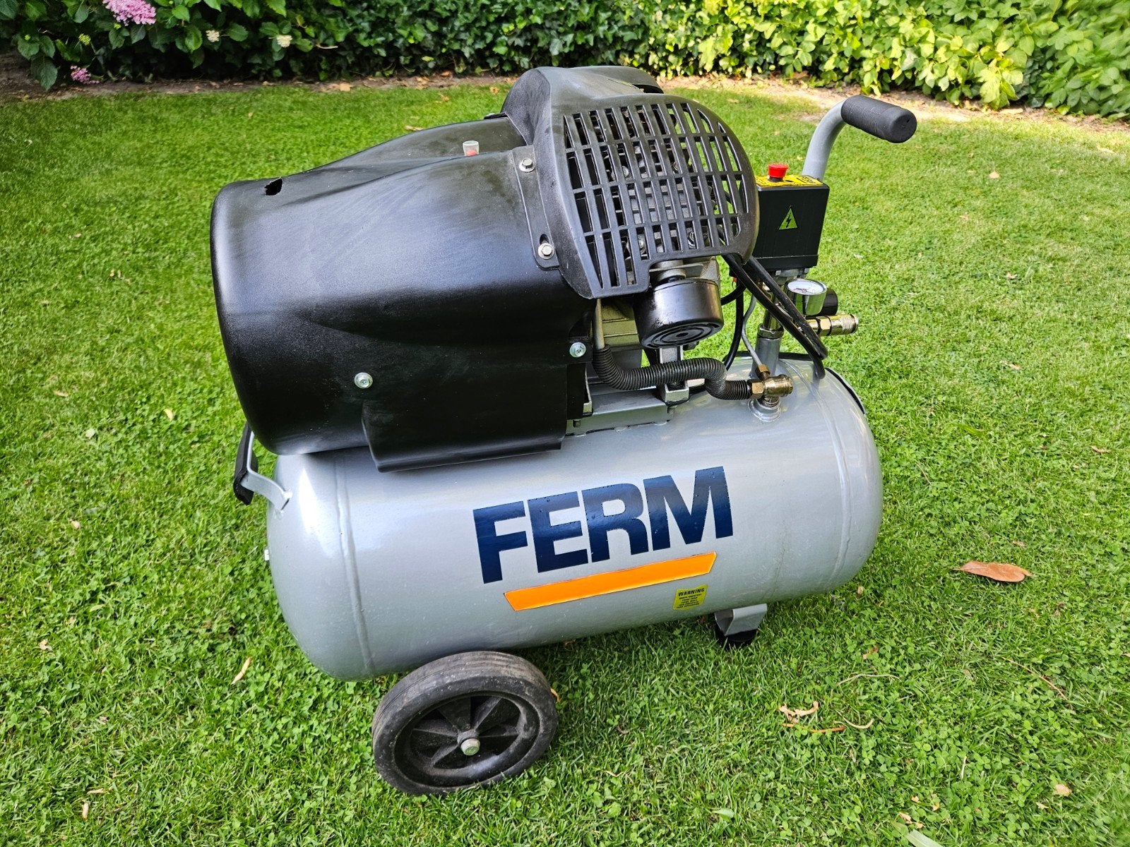 Ferm CRM1039 2 cilinder compressor 230v, Doe-het-zelf en Verbouw, Compressors, Ophalen, Gebruikt, 6 tot 10 bar, 400 tot 800 liter/min