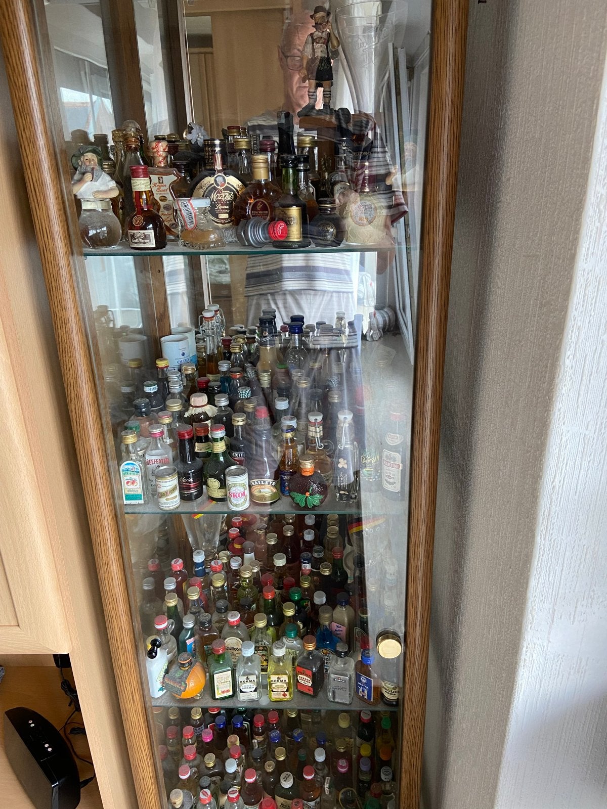 Grote verzameling miniatuur drankflessen in vitrinekast, Ophalen, Gebruikt
