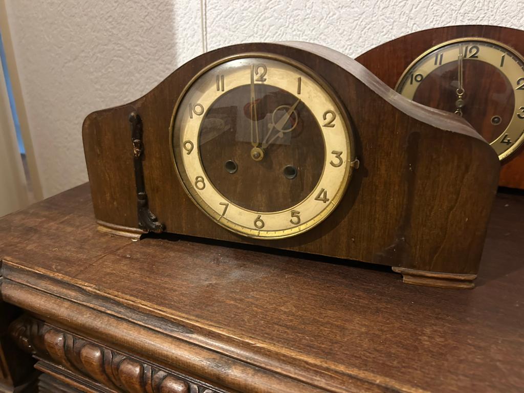 Antieke houten tafelklok met slinger, Ophalen