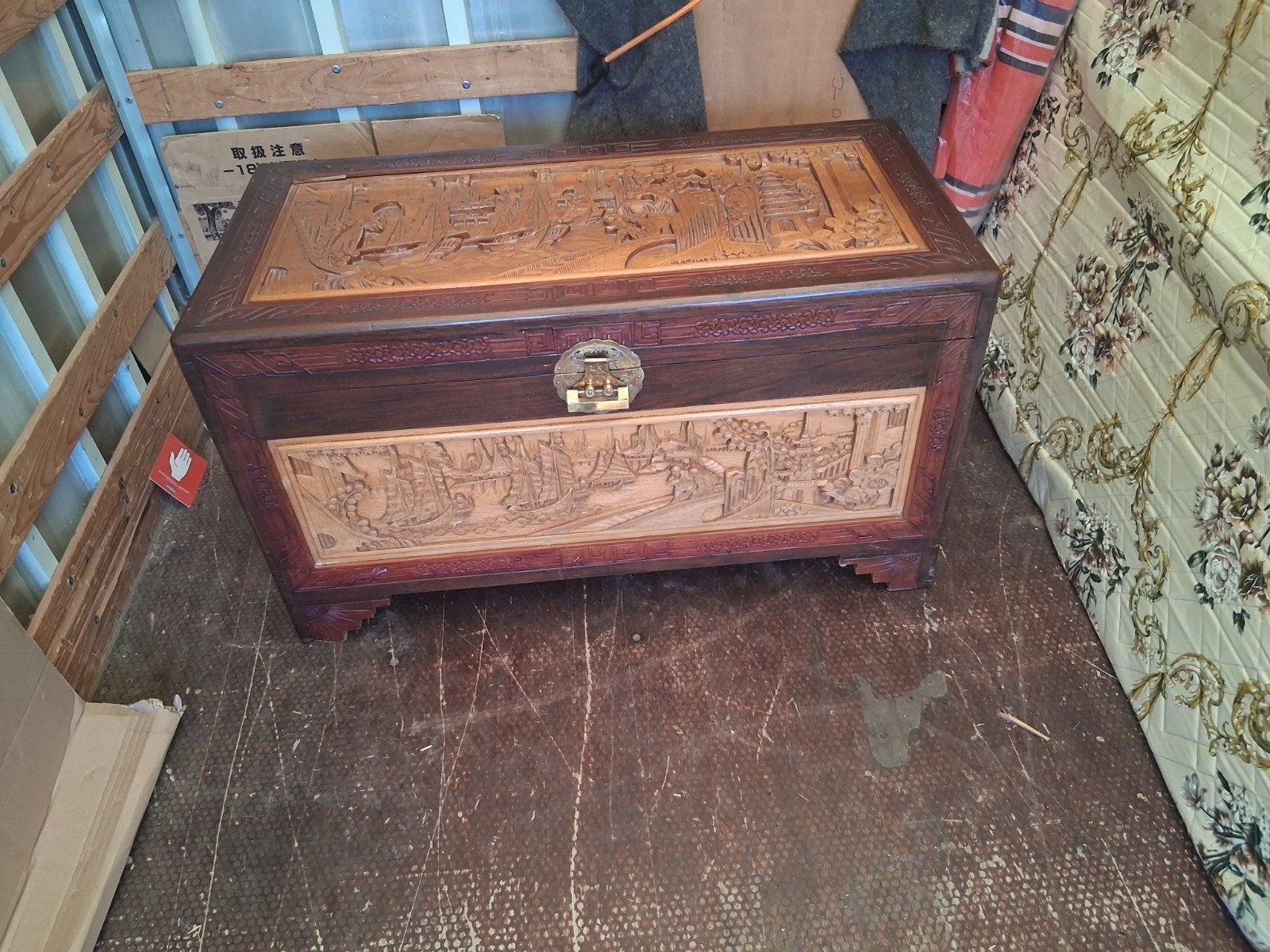 Antieke Chinese kist met houtsnijwerk, Ophalen of Verzenden