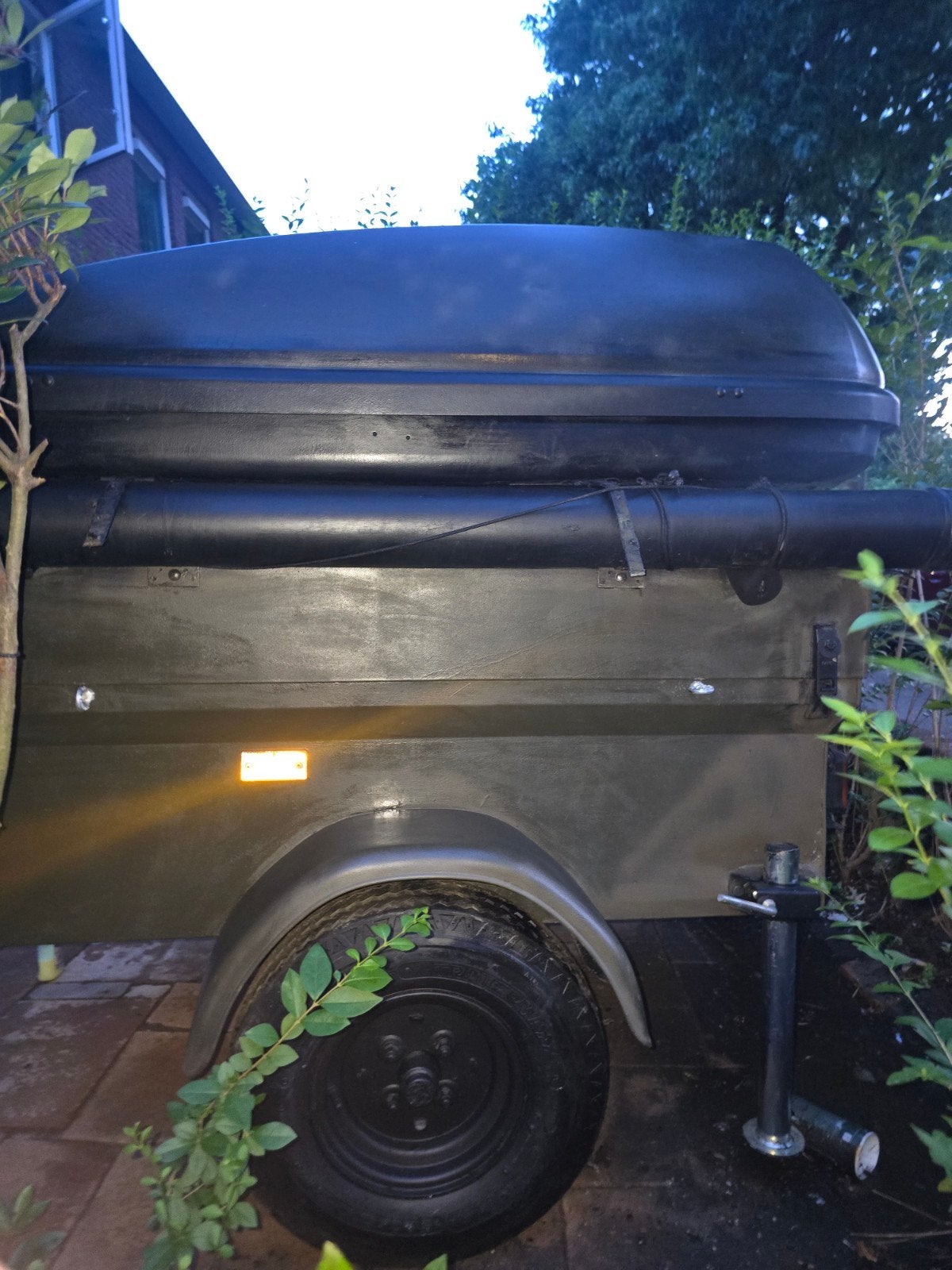 Compacte aanhanger met dakkoffer en fietsendrager, Ophalen, Gebruikt