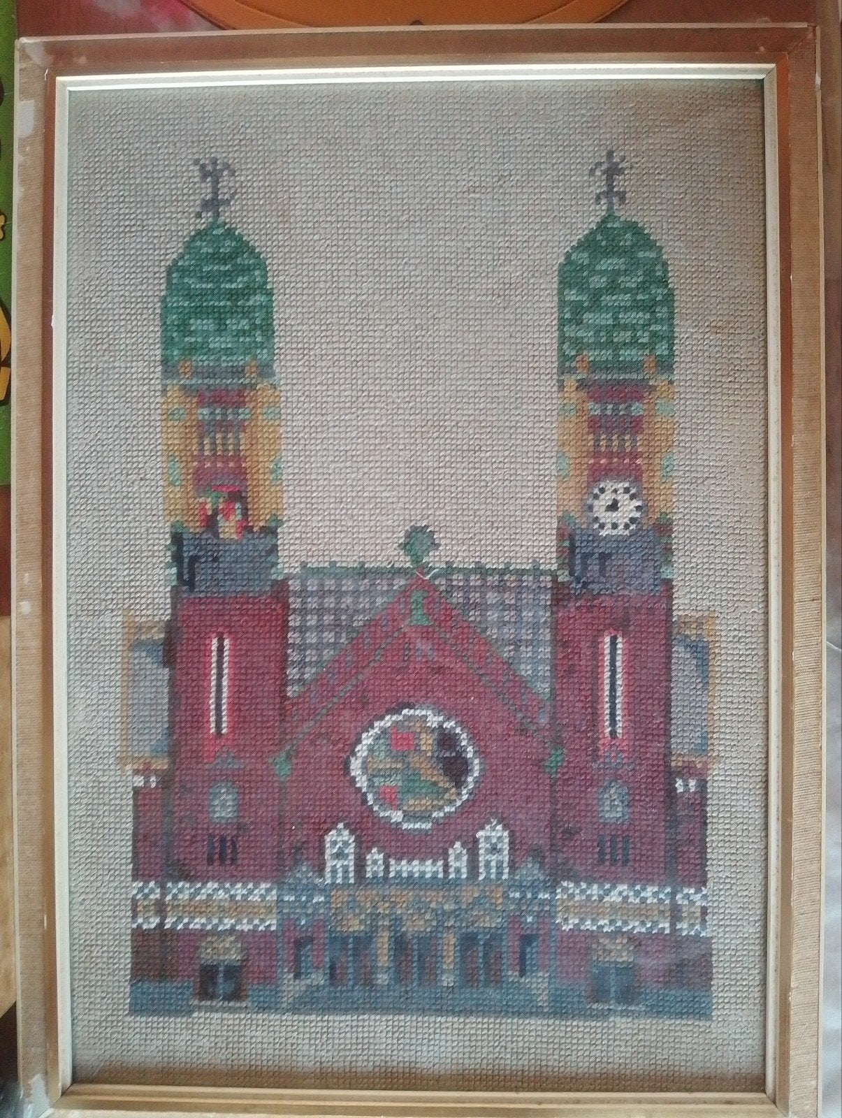 Geborduurd schilderij van kerk in houten lijst, 50 – 75, Gebruikt, Oorspronkelijke maker, Ophalen of Verzenden