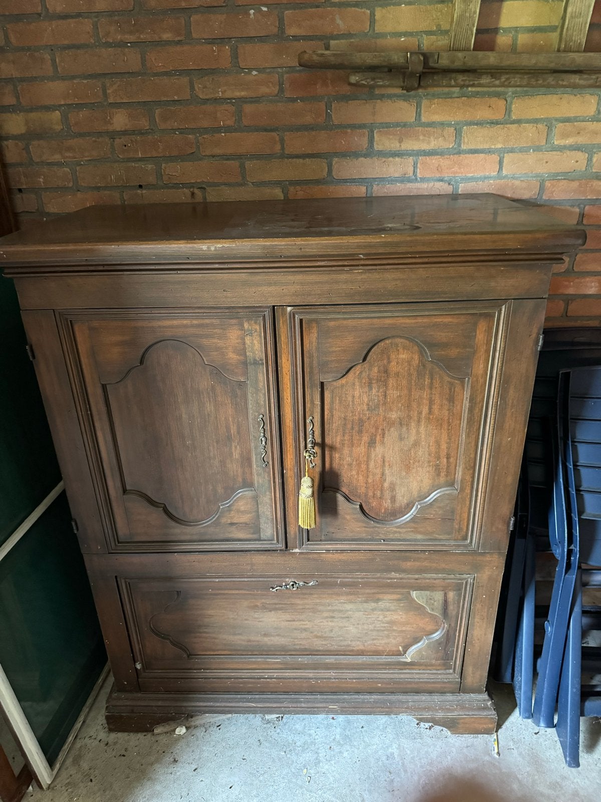 Antieke houten kast met sierlijke details, Ophalen