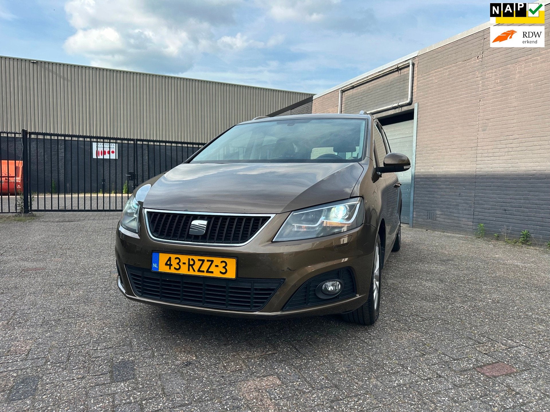 Seat Alhambra 1.4 TSI Style 7p Aut. Clima Cruise Navi Leer P, Auto's, Seat, Zwart, 4 cilinders, 7 stoelen, Bedrijf