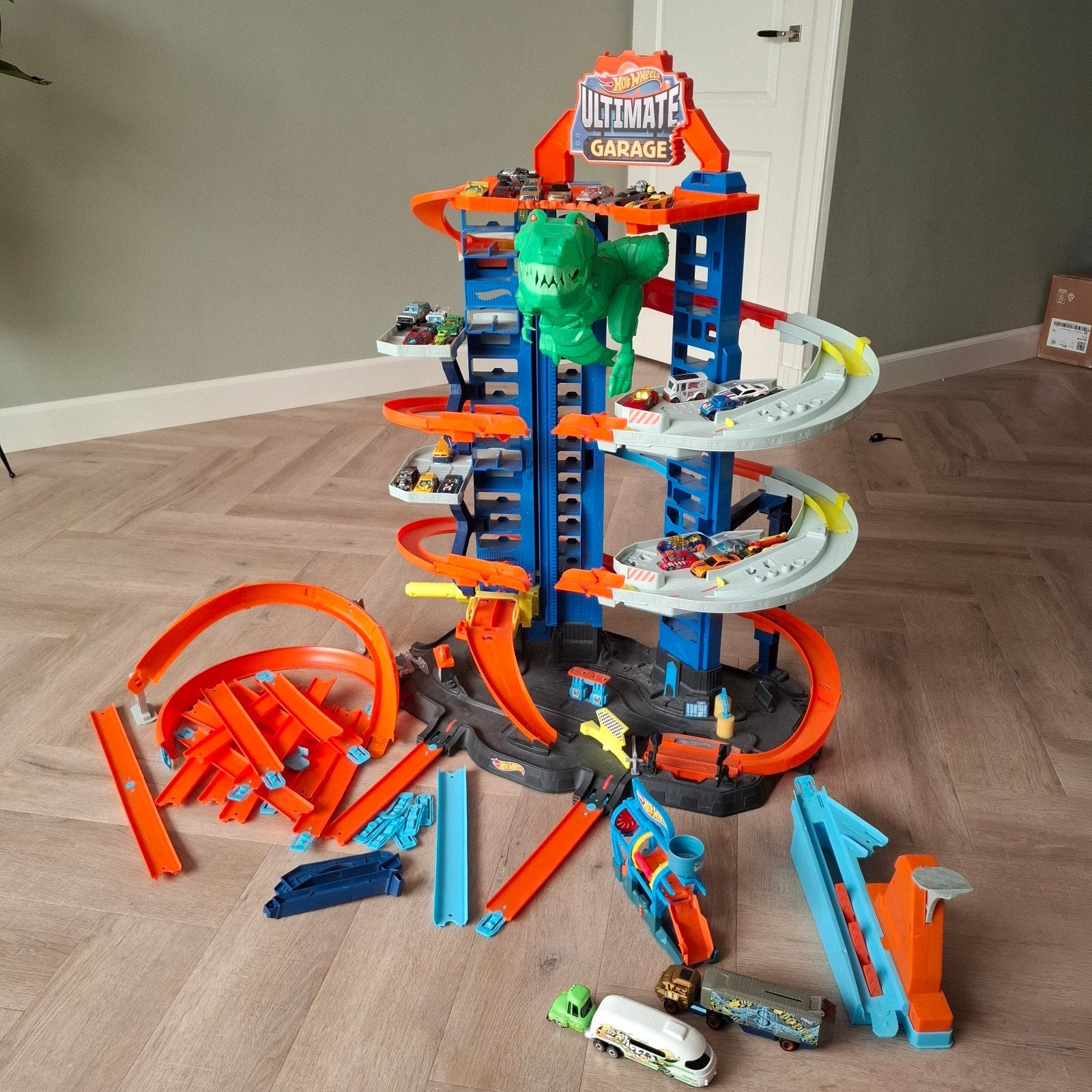 Hot Wheels Ultimate Garage met T-Rex, Ophalen, Zo goed als nieuw