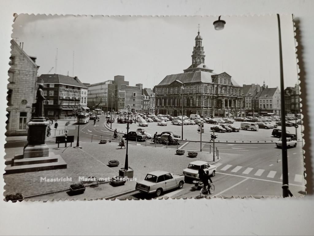 Maastricht Markt met Auto's 1963, Ophalen of Verzenden, 1960 tot 1980, Gelopen, Limburg