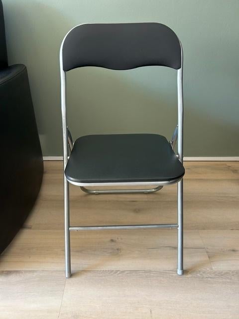 4 klapstoelen zwarte zitting en grijs onderstel., Ophalen, Overige materialen, Zwart, Zo goed als nieuw