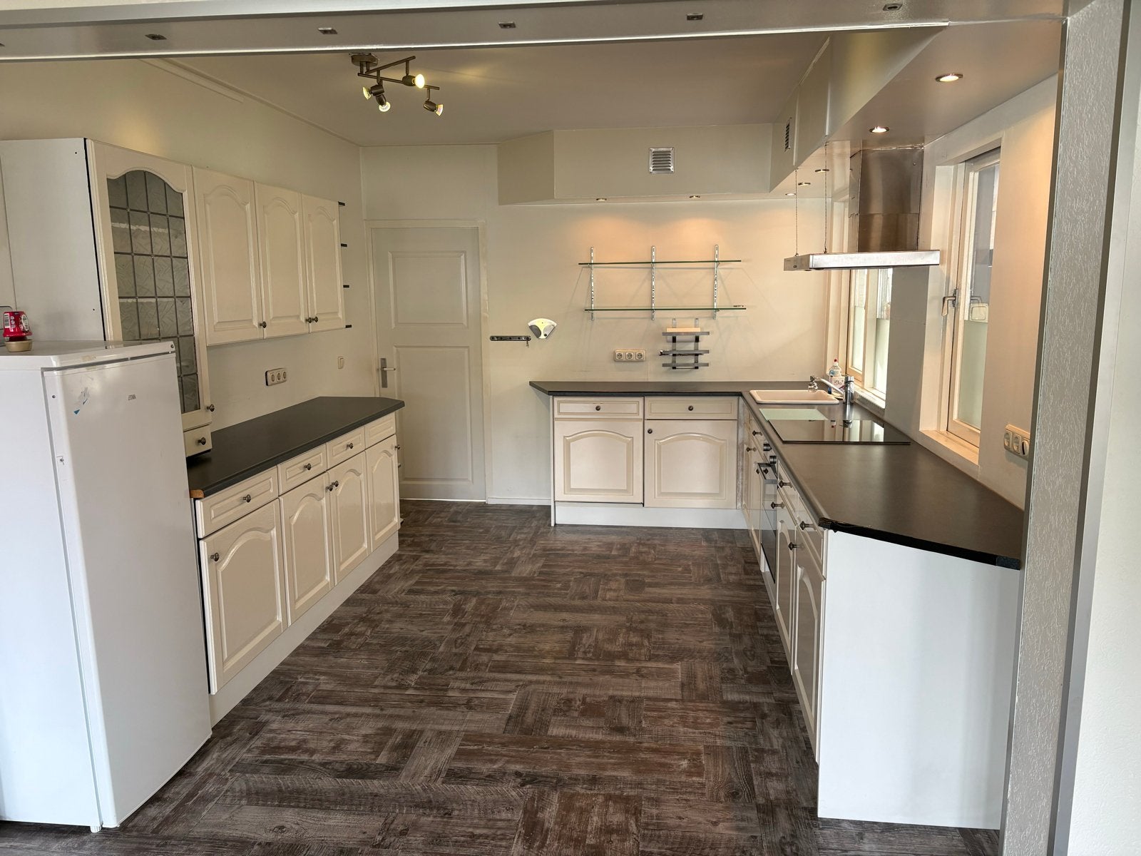 Complete keuken met inbouwapparatuur en veel opbergruimte, Gebruikt, U-keuken, Ophalen of Verzenden, Kunststof