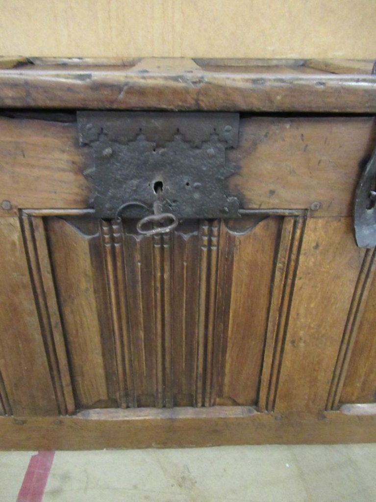 Oer 11813 laat Gotische Hollandse eiken kist met mooi slot, Ophalen