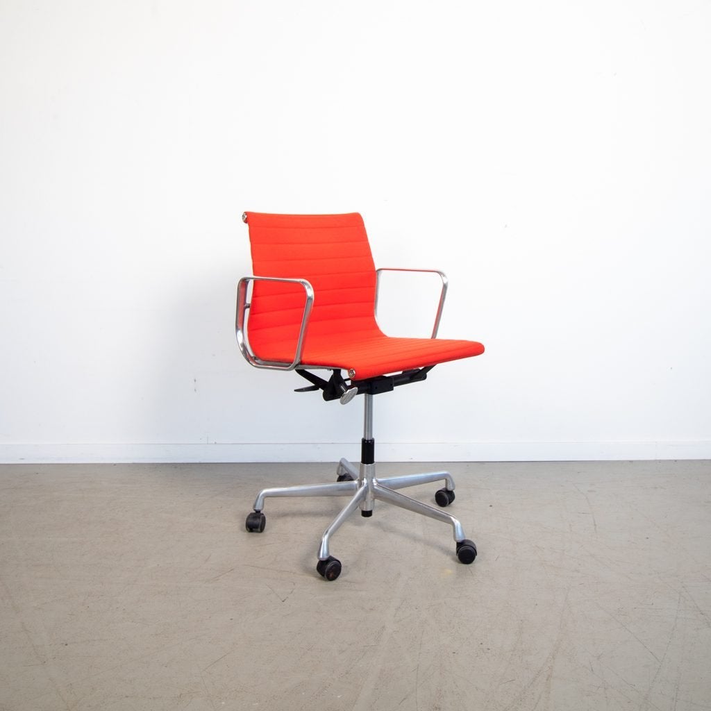 Vitra Eames EA 117 Bureaustoel Rood Hopsak - Aluminium, Niet ingevuld, Zo goed als nieuw, Niet ingevuld, Niet ingevuld