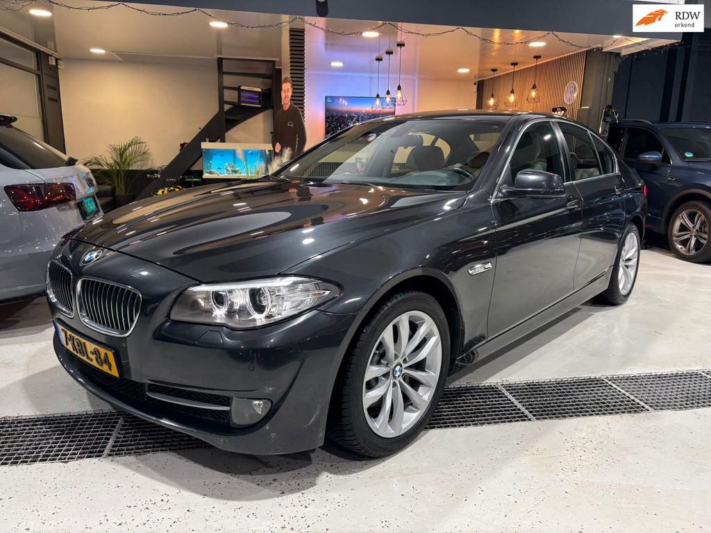 BMW 5-serie 528i High Executive|LEDER|LED|MEMORY|NAVI|STOELV, Auto's, BMW, Automaat, Euro 5, Gebruikt, 2000 kg