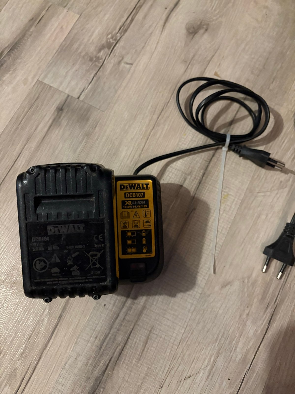 DeWalt DCB107 Acculader voor 10.8V/14.4V/18V Li-Ion accu's, Ophalen of Verzenden, Gebruikt, Overige typen, DeWalt
