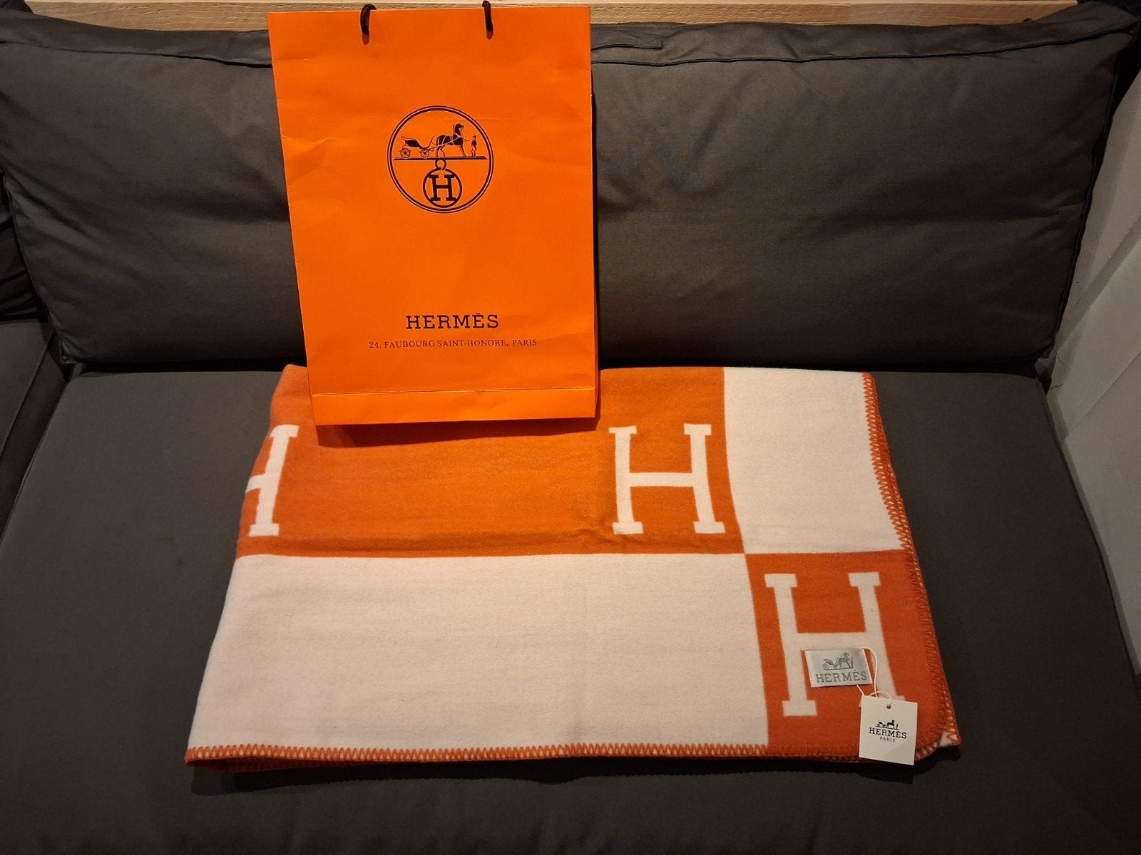 Hermes Avalon Plaid Deken Oranje/Wit met H-logo, Huis en Inrichting, Wol, Ophalen of Verzenden, Zo goed als nieuw, Plaid