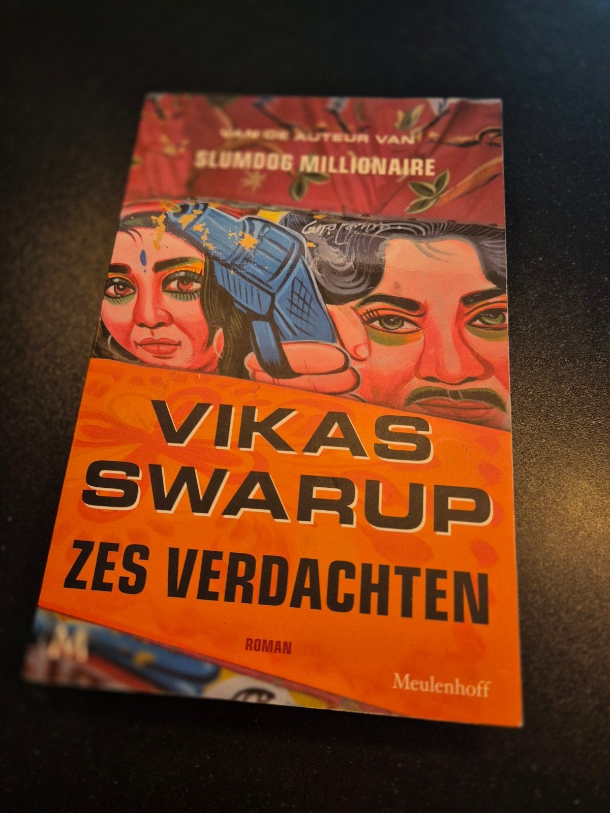 Vikas Swarup - Zes Verdachten (Roman), Ophalen of Verzenden, Gelezen, Vikas Swarup, Nederland