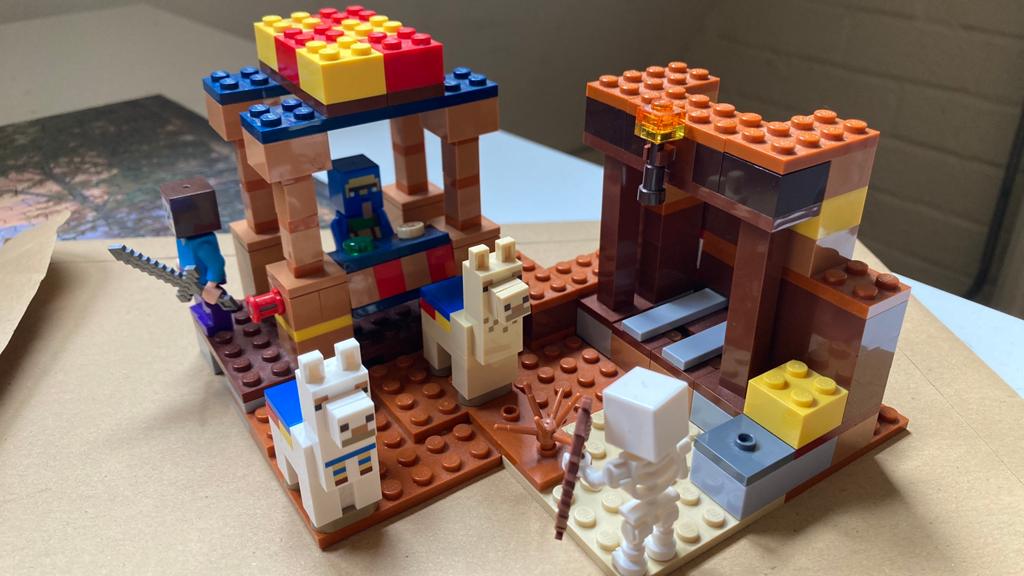Lego Minecraft 21167 The Trading Post, Ophalen of Verzenden, Zo goed als nieuw