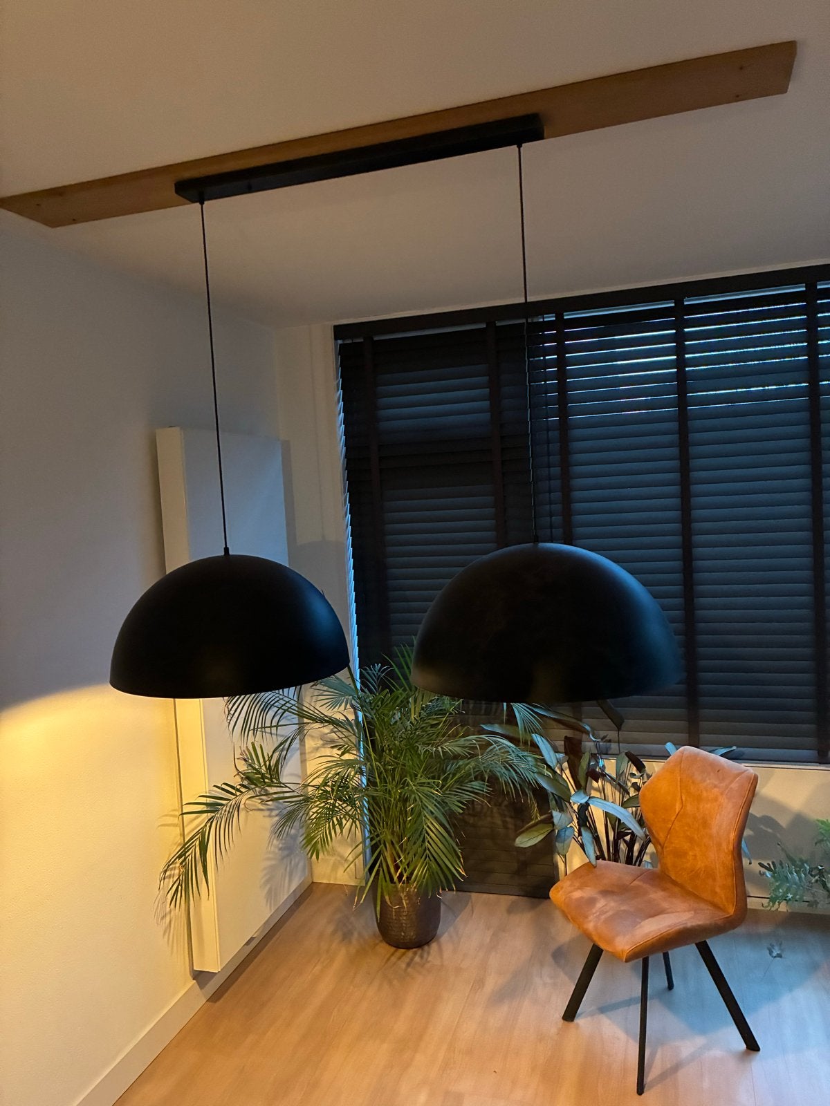 Moderne hanglamp met twee zwarte koepels, Huis en Inrichting, Lampen | Hanglampen, Ophalen, Zo goed als nieuw, Metaal