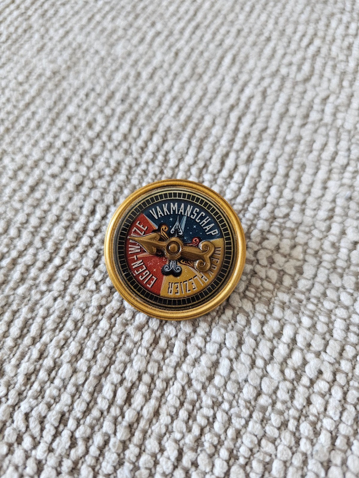 Efteling kompas personeels pin, Verzamelen, Efteling, Ophalen of Verzenden, Nieuw, Button of Speldje