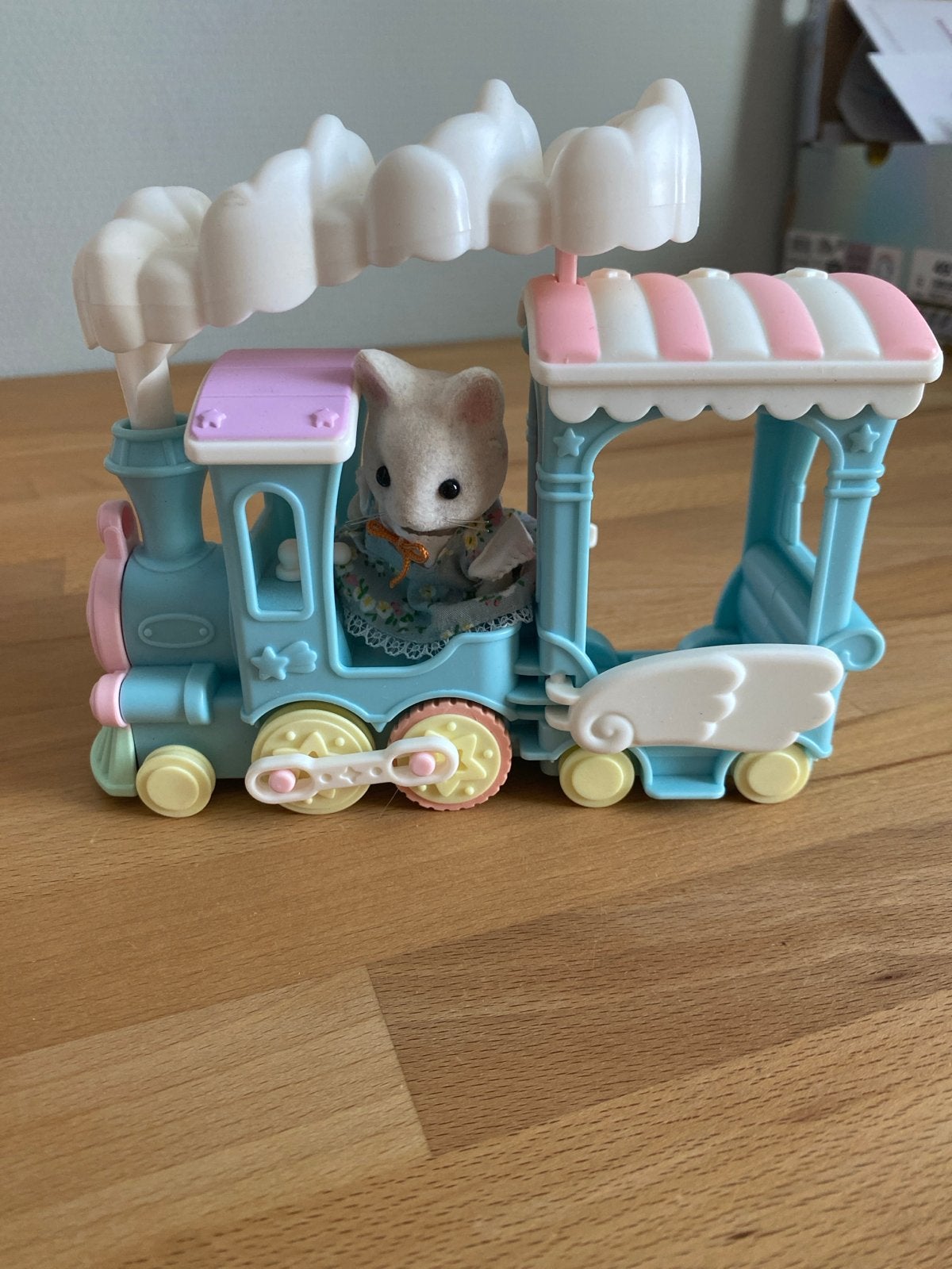 Sylvanian Families Wolken Regenboogtrein met konijn, Ophalen of Verzenden, Zo goed als nieuw, Jongen of Meisje