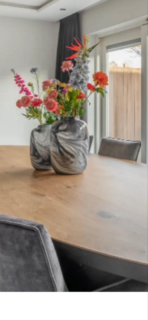2 Vazen met Kunstboeketten, Ophalen, Zo goed als nieuw