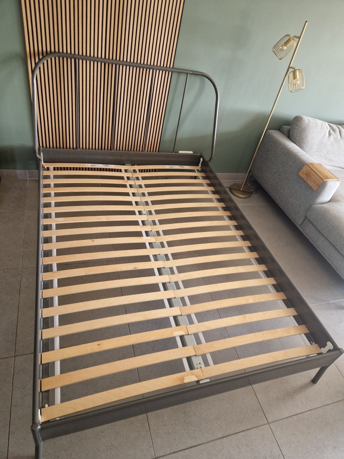 Tweepersoonsbed met lattenbodem - grijs staal, Huis en Inrichting, Slaapkamer | Bedden, Ophalen, Zo goed als nieuw, Tweepersoons