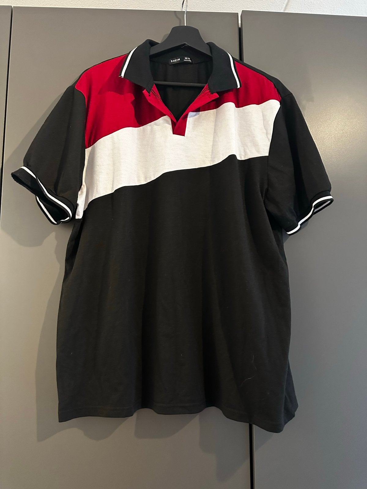 Shein Polo Shirt Zwart Rood Wit Maat XXL, Ophalen of Verzenden, Zo goed als nieuw, Maat 46/48 (XL) of groter, Meerkleurig