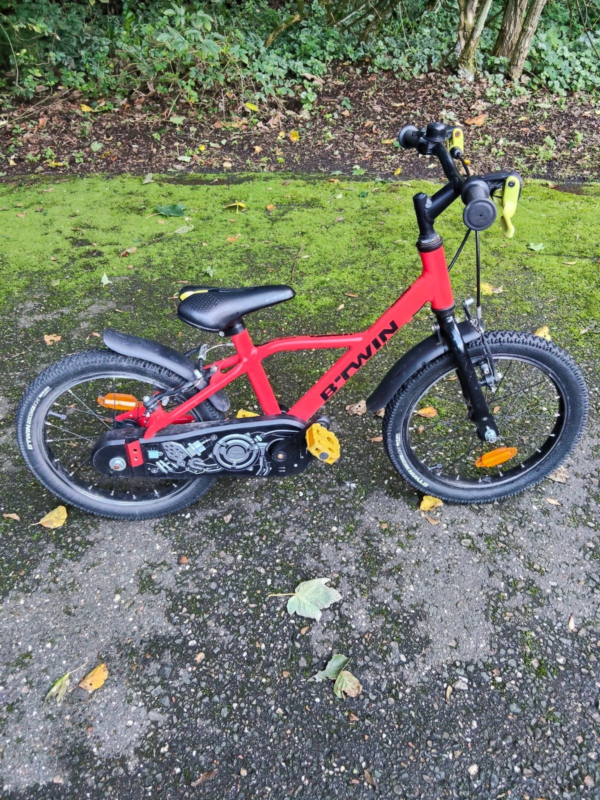 B'TWIN . 16 INCH .RACING 900. VOOR KINDEREN VAN 4 TOT 6. . (, Fietsen en Brommers, Ophalen, 16 tot 20 inch, Velgrem, Zo goed als nieuw