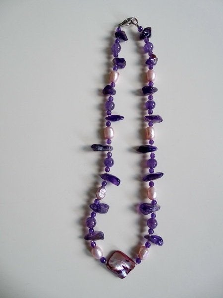 Paarse ketting met stenen kralen, Sieraden, Tassen en Uiterlijk, Ophalen of Verzenden, Gebruikt, Paars, Steen of Mineraal