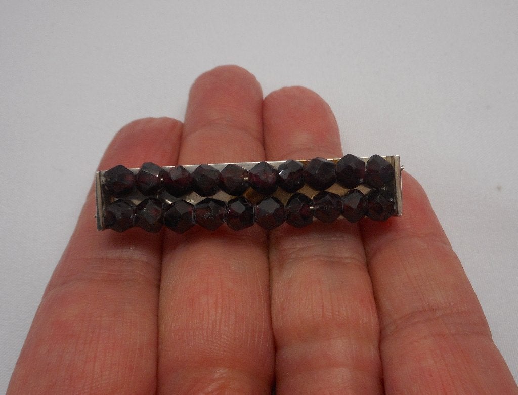 Zilveren antieke broche met granaat nr.905, Verzenden, Zilver, Broche, Met edelsteen