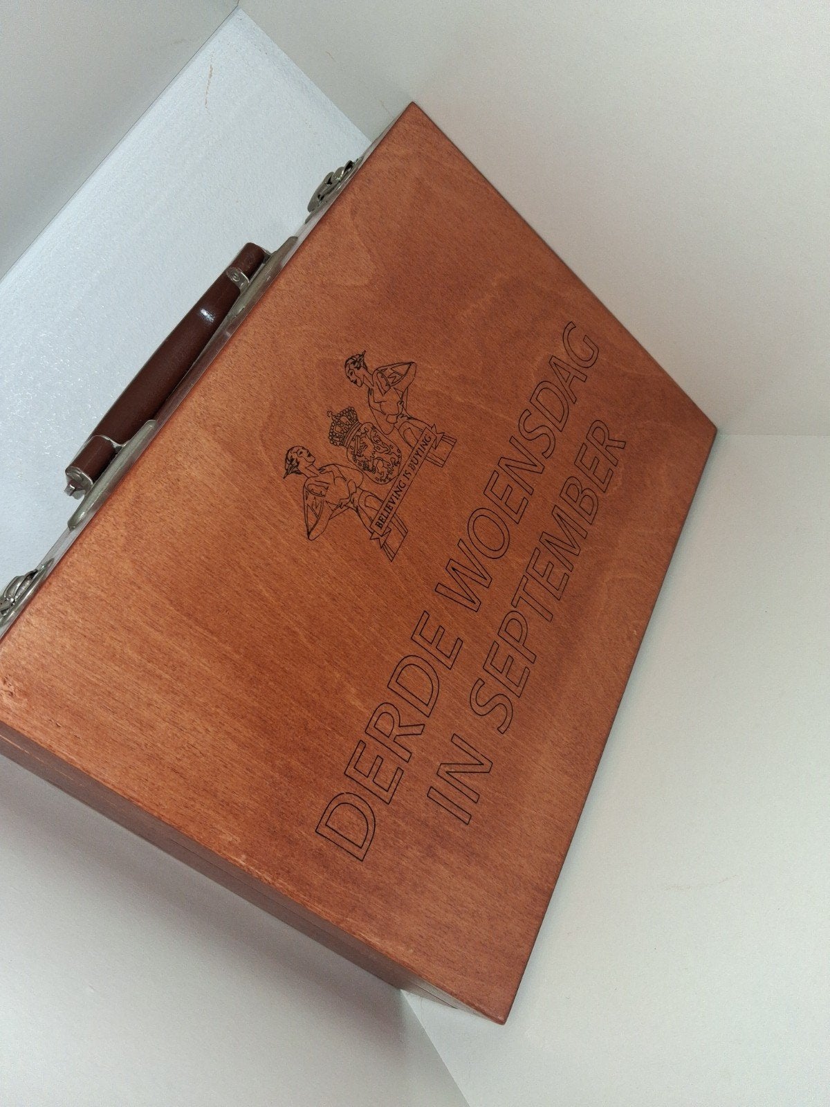 Unieke Houten Koffer 'Derde Woensdag in September', Verzenden, Nvt, Nvt, Nvt