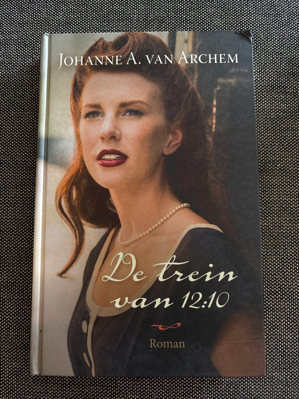 De trein van 12:10 - Johanne A. van Archem Roman, Boeken, Ophalen of Verzenden, Zo goed als nieuw, Nederland