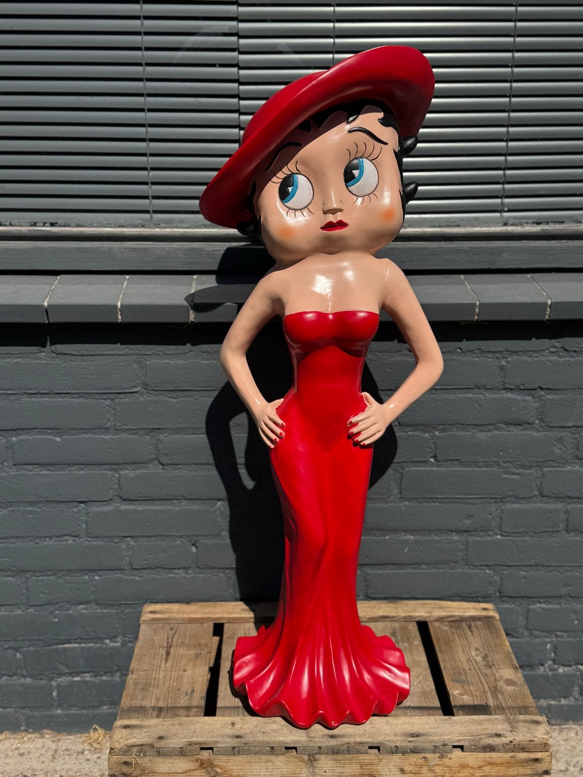 Grote Betty Boop Beeld in Rode Jurk en Hoed, Ophalen, Rood, Kunststof, 1 meter - 2 meter