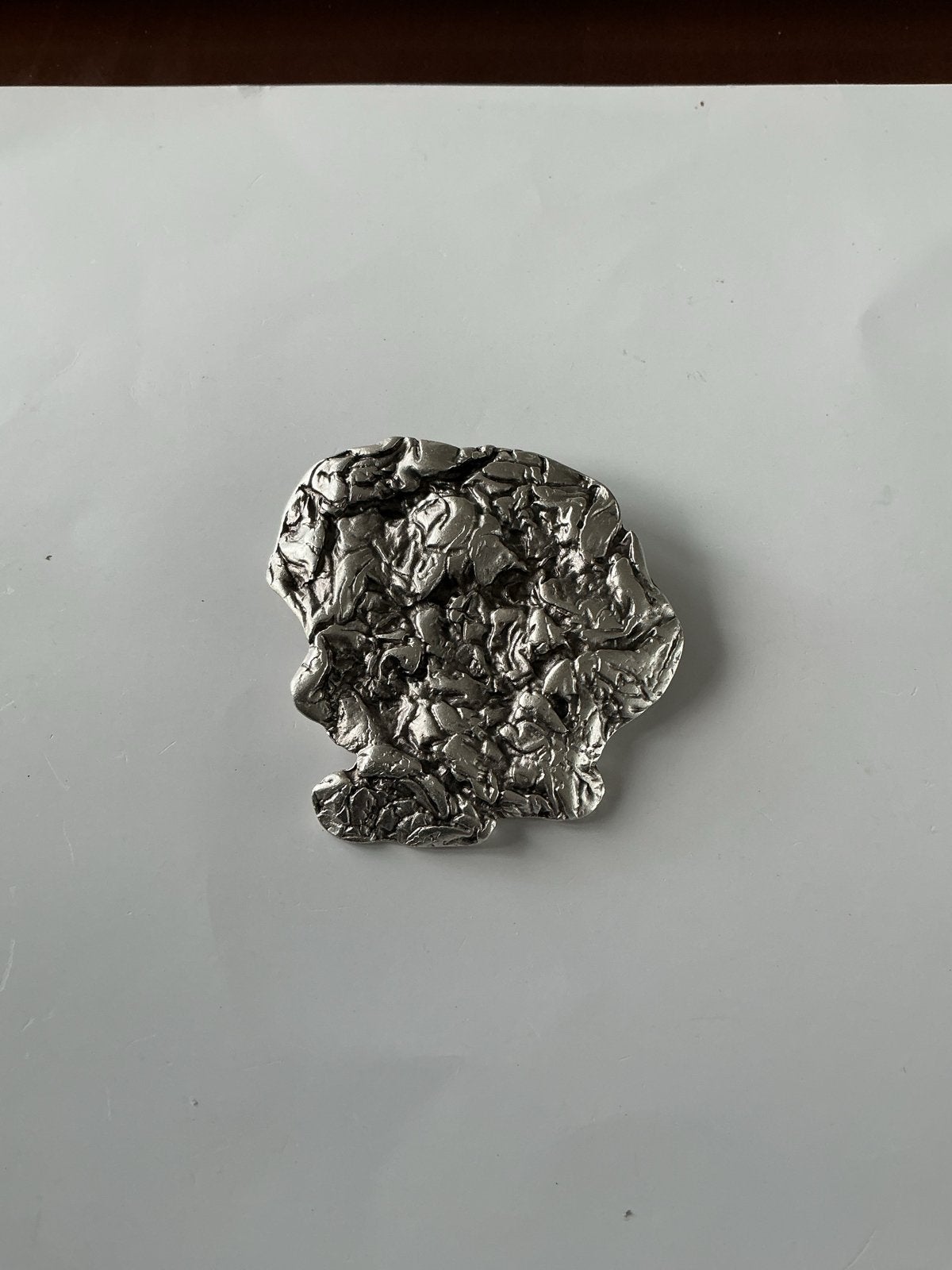 Aparte zilverkleurige broche met uniek design, Overige materialen, 4 tot 7 cm, Nieuw, Ophalen of Verzenden