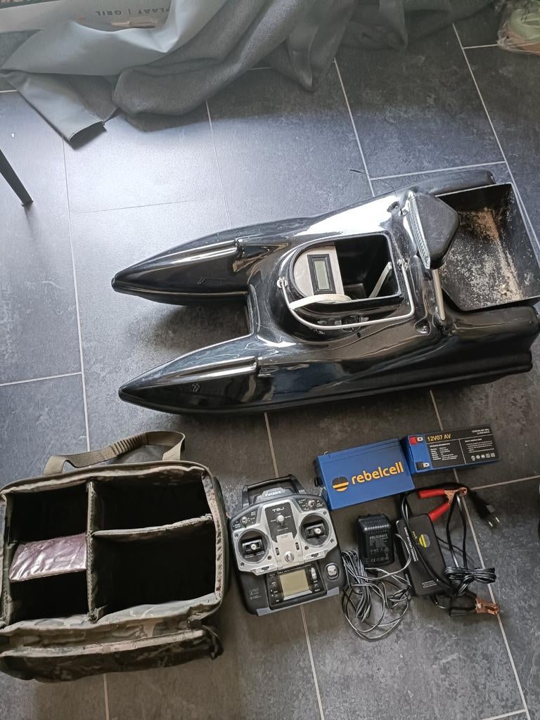 Voerboot met afstandsbediening en accessoires, Overige merken, Gebruikt, Ophalen of Verzenden, Groter dan 1:32