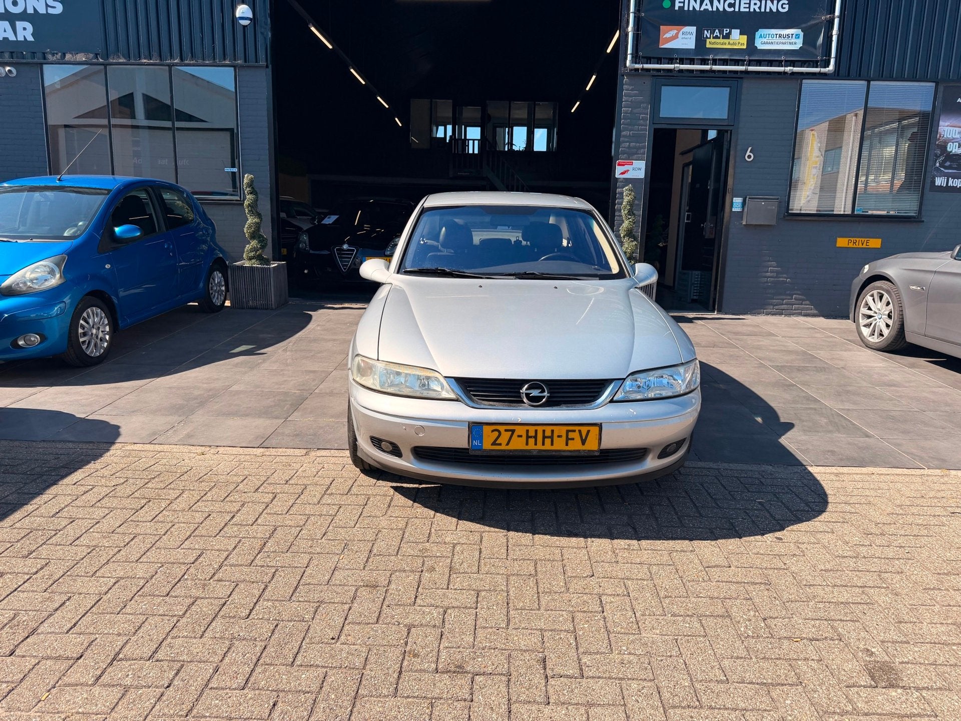 Opel Vectra 2.2-16V Onyx|Airco|Stoel verwarming|Trekhaak|NAP, Voorwielaandrijving, Gebruikt, Zwart, 4 cilinders