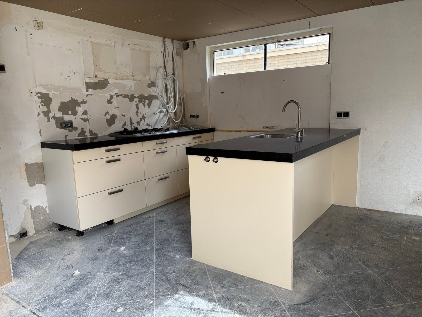 Moderne keuken met kookeiland en zwart blad, Ophalen, Gebruikt, Overige typen, Composiet