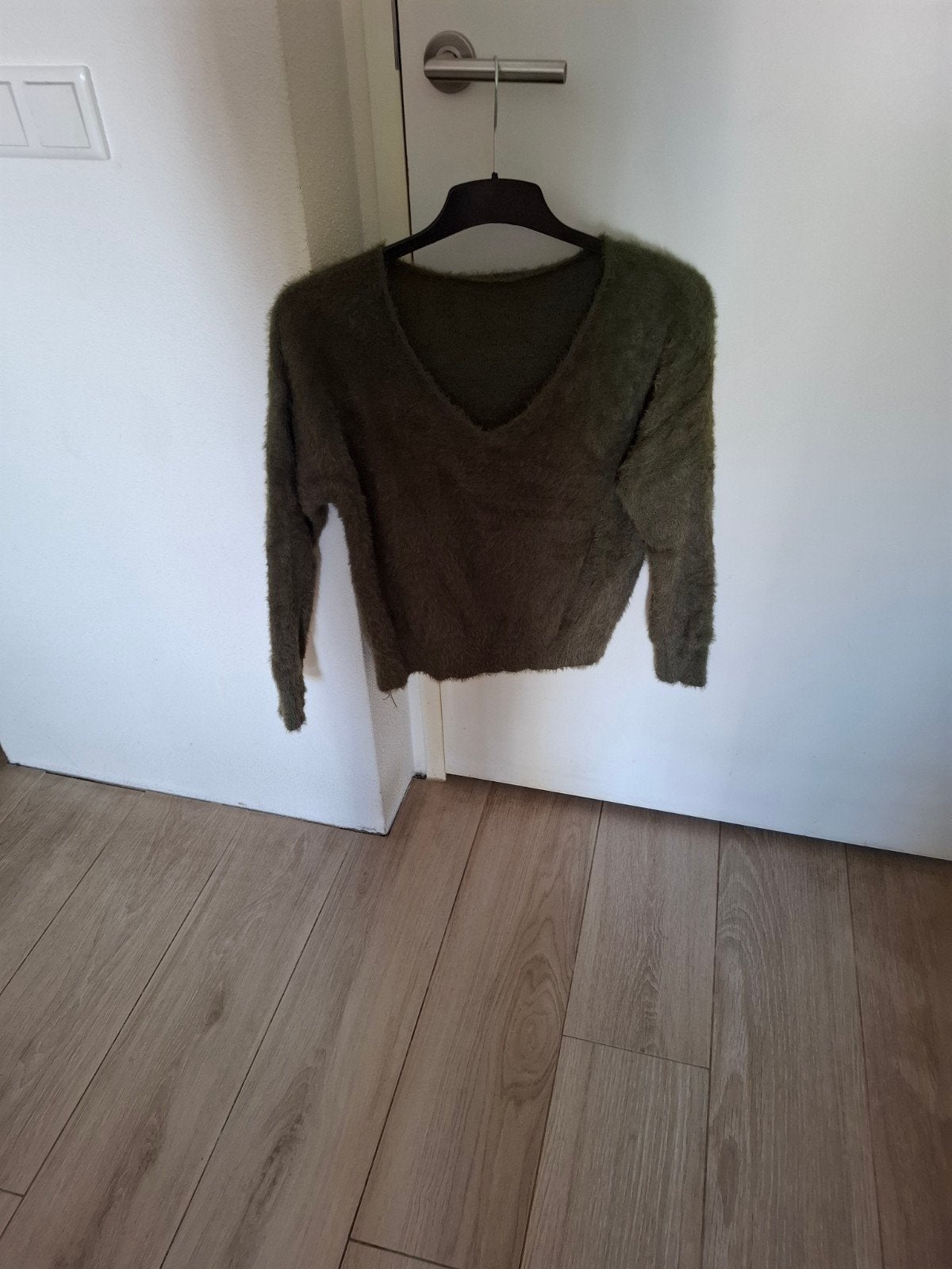 Groene pluizige trui met V-hals, Ophalen of Verzenden, Nieuw, Maat 38/40 (M), Groen